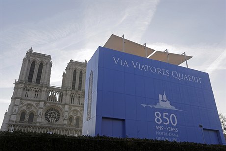 Oslavy 850. výroí zaloení katedrály Notre Dame v Paíi.