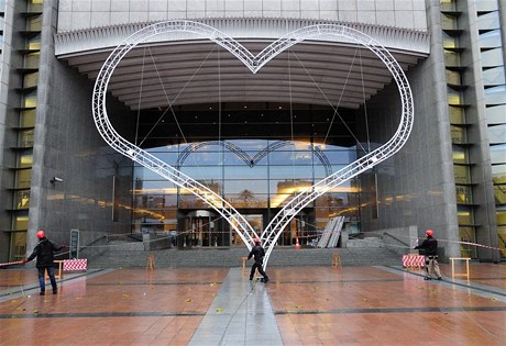 Velkorozmrné neonové Srdce vizuálního umlce Jiího Davida instalovali 14. prosince na budovu Evropského parlamentu v Bruselu. 