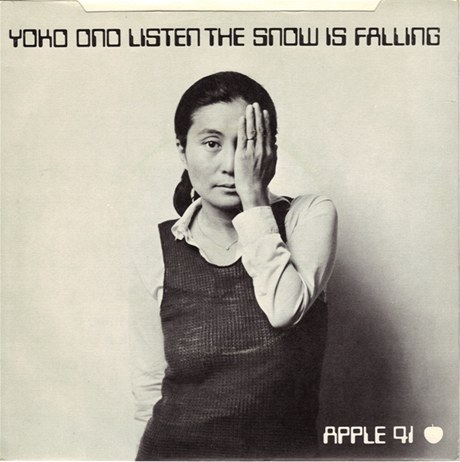 A sníh se sype dál... Yoko Ono