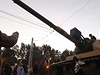 Protesty v Káhie - ped prezidentským palácem stojí tanky