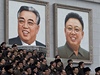 Obí podobizny Kim ong-ila a zakladatele KLDR, vného prezidenta, Kim Ir-sena