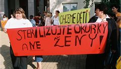 Romské eny protestovaly v lét 2006 ped ostravskou nemocnicí Fifejdy proti nedobrovolným sterilizacím s transparentem Sterilizujte okurky a ne eny!