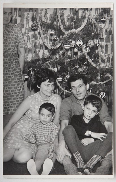 Rok 1967. Herecká rodina Trojanova: maminka Olina, tatínek Ladislav a synové Ivan (tíletý) a Ondej (sedmiletý).