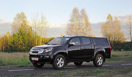 Isuzu D-Max se trochu zakulatilo, aby mlo lepí aerodynamiku, a na spoteb je to znát.