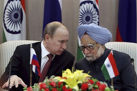 Ruský prezident Vladimír Putin a indický premiér Manmohan Singh se dohodli na armádní dodávce. 