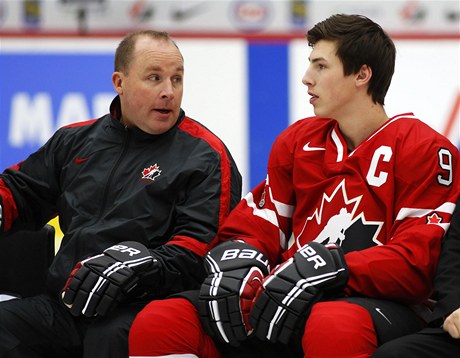 Trenér hokejist Kanady do 20 let Steve Spott (vlevo) a kapitán týmu Ryan Nugent-Hopkins 