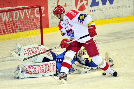  Kometa Brno - eské Budjovice. Jií imánek z eských Budjovic a branká Brna Jií Trvaj