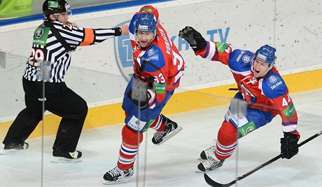 Lev Praha - Ufa. Jakub Voráek (uprosted) a Nicklas Danielsson (vpravo) z týmu Lev Praha se radují z tetího gólu