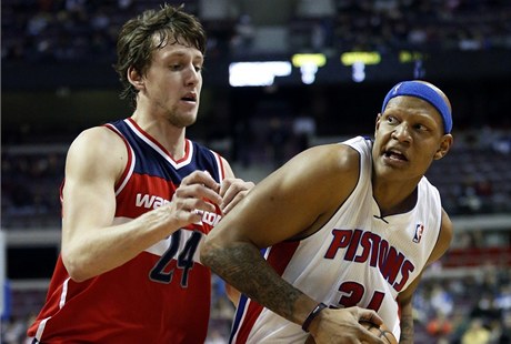 eský basketbalista Jan Veselý z Washingtonu Wizards (vlevo) a Charlie Villanueva z Detroitu Pistons 