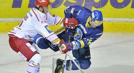 Rytíi Kladno - Tinec. Zleva Luká Galvas z Tince a Jaromír Jágr z Kladna