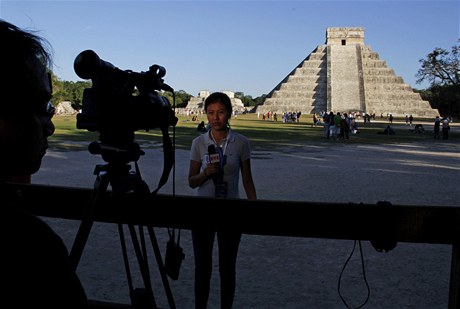 Reportérka natáí ped Kukulkánovou pyramidou v Chichen Itzá.