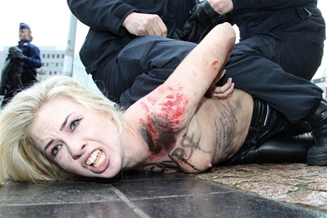 eny z FEMEN u jsou na zatýkání zvyklé, nicmén i te dávaly najevo, e se jim to nelíbí.