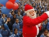 Santa Claus pronikl i do indických kol. V Allahábádu na severu zem rozdával cukroví. 