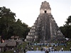 Ped Chrámem Velkého Jaguára v Tikalu se shromaují davy lidí.