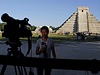 Reportérka natáí ped Kukulkánovou pyramidou v Chichen Itzá.