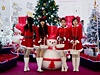 Santa Clausové v sukních ozdobili vánoní nákupy v ínském obchodním dom.  