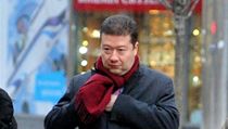 Senátor Tomio Okamura se svými advokáty a poradci přichází k budově Ústavního soudu v Brně, aby odevzdal stížnost proti vyřazení z prezidentských voleb. | na serveru Lidovky.cz | aktuální zprávy