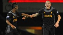 Fotbalist Liverpoolu Raheem Sterling (vlevo) a Jonjo Shelvey