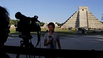 Reportérka natáčí před Kukulkánovou pyramidou v Chichen Itzá. | na serveru Lidovky.cz | aktuální zprávy