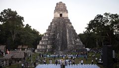Ped Chrámem Velkého Jaguára v Tikalu se shromaují davy lidí.