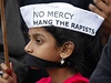 Indická dívka se zúastnila protest na poest znásilnné studentce, která...
