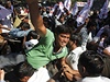U v sobotu, krátce po oznámení úmrtí, vyly v Indii do ulic tisíce lidí.