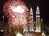 Ohostroj odpálili i ped slavnými Petronas Twin Towers v Kuala Lumpur v Malajsii.