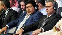 Legendrn argentinsk fotbalista Diego Maradona (vlevo) a trenr Jos Mourinho z Realu Madrid