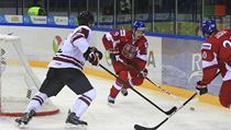 MS hráčů do 20 let: ČR - Lotyšsko. Zleva lotyšský obránce Rinalds Rosinskis a Tomáš Hertl a Dmitrij Jaškin z výběru ČR | na serveru Lidovky.cz | aktuální zprávy