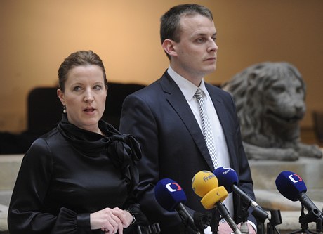 Ji bývalá ministryn obrany Karolína Peake a poslanec Viktor Paggio 18. prosince na tiskové konferenci strany LIDEM v Poslanecké snmovn v Praze. 