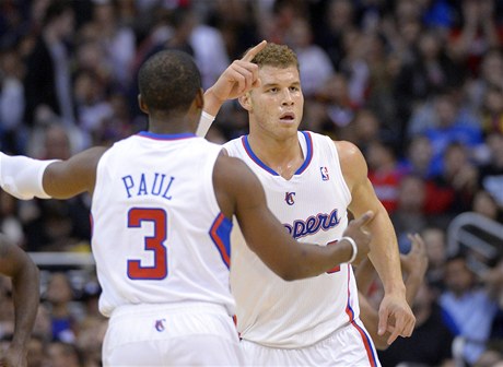 Radost basketbalist Los Angeles Clippers Blakea Griffina (vpravo) a  Chrise Paula