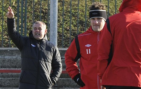 První trénink v novém roce absolvovali fotbalisté Slavie Praha a jejich trenér Patr Rada (vlevo) 