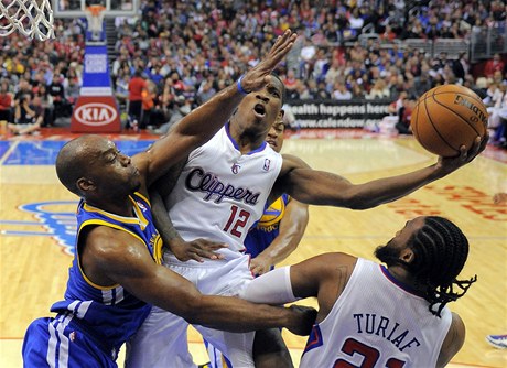 Basketbalisté Los Angeles Clippers Eric Bledsoe (uprosted) a Ronny Turiaf (vpravo). Vlevo je Carl Landry z Golden State Warriors