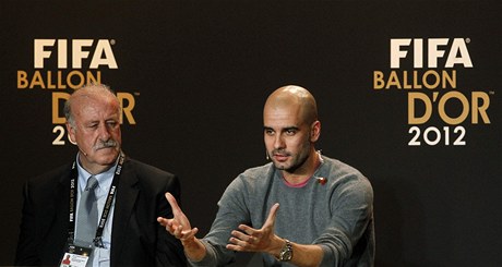 Bývalý trenér Barcelony Josep Guardiola (vpravo) a kou panlské reprezentace Vicente del Bosque pi vyhlaování ankety Zlatý mí