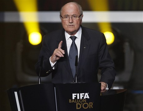 Prezident FIFA Sepp Blatter pi vyhlaování ankety Zlatý mí