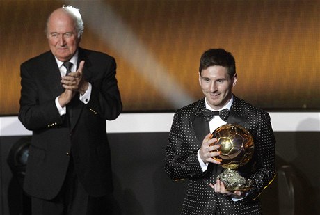 éf FIFA Sepp Blatter (vlevo) a vítz ankety Zlatý mí Lionel Messi