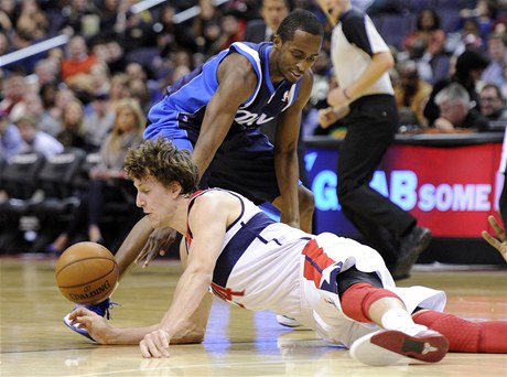 eský basketbalista Washingtonu Wizards Jan Veselý (dole) a Rodrigue Beaubois z Dallasu Mavericks