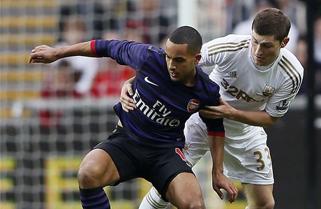 Fotbalista Arsenalu Theo Walcott (vlevo) a Ben Davies ze Swansea