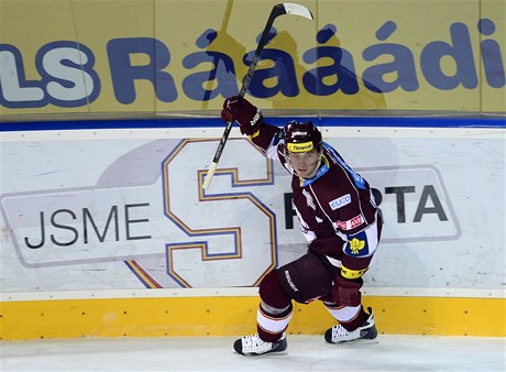 Sparta Praha - Pardubice. Autor estého gólu Sparty Petr Ton se raduje