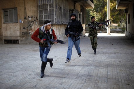 Opoziní vojáci pi pestelce s Asadovými vojáky