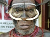 Papuántí mui se zdobí více ne eny. ervené zuby mají od výkání betelových oech.