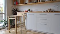 Detail kuchyně s rozloženým stolkem. | na serveru Lidovky.cz | aktuální zprávy
