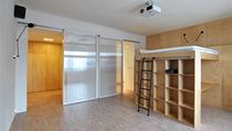 Hlavní obytná místnost obsahuje box s integrovaným spaním, pracovnou i kuchyní. Navíc může být přímo propojena s koupelnou a zádveřím. | na serveru Lidovky.cz | aktuální zprávy