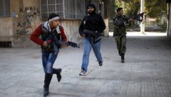Opoziní vojáci pi pestelce s Asadovými vojáky