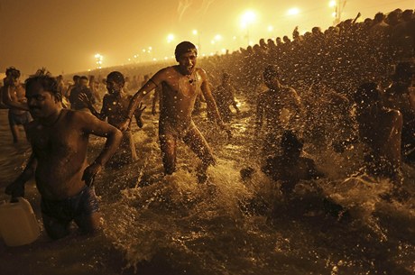 Hinduisté skáí do eky Ganga