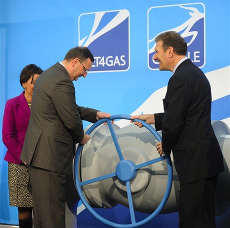 Premiér Petr Neas (vlevo) zahájil 14. ledna v Pimd na Tachovsku spolu se zástupci Nmecka a Ruska provoz 166 kilometr dlouhého plynovodu Gazela.