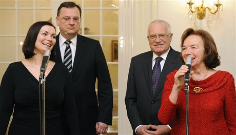Prezident Václav Klaus (vpravo) a premiér Petr Neas se 2. ledna 2012 v Lánech seli k novoronímu obdu, kterého se zúastnily i jejich manelky Livia Klausová a Radka Neasová (vlevo).