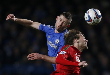 Fotbalista Chelsea Gary Cahill (vlevo) a Miguel Michu ze Swansea