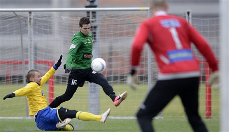 Utkání Tipsport ligy Teplice - Jablonec. Jan Kovaík z Jablonce (v zeleném) a Tomá Vondráek z Teplic (vlevo)