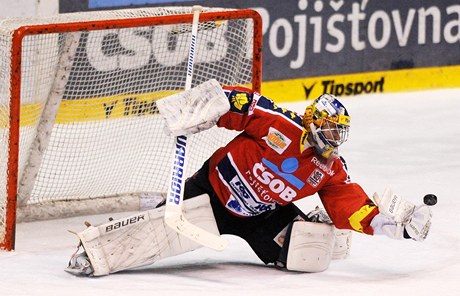 Pardubice - Bílí Tygi Liberec. Branká Vladislav Koutský z Pardubic